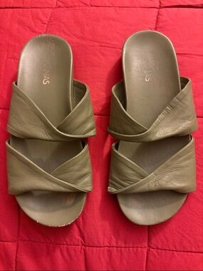 KAANAS Morelia Twisted Bands Pool Slide in Olive 7